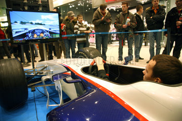 Posen  Polen  junger Mann in einem Formel1-Simulator