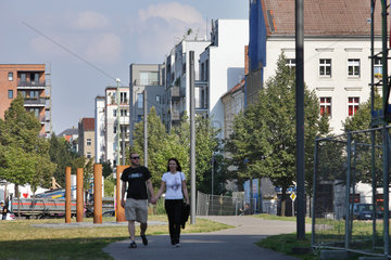 Berlin  Deutschland  Besucher auf dem Postenweg in der Gedenkstaette Berliner Mauer an der Bernauer Strasse