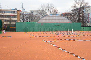 Berlin  Deutschland  Tennisplatz und Turnhalle auf dem Gelaende des Melchiorblockes