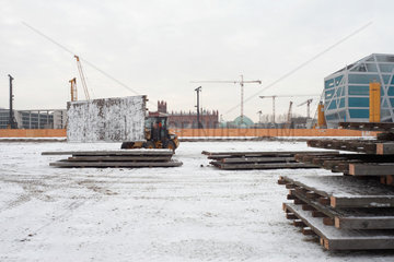 Berlin  Deutschland  Abrissarbeiten der Holzstege auf dem Gelaende des Berliner Schloss-Humboldtforums