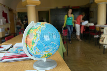 Posen  Polen  ein Globus im Lehrerzimmer der Boleslaw Chrobry Grundschule 44