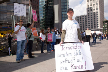 Berlin  Deutschland  Demonstrant mit Schild: Terroristen berufen sich weltweit auf den Koran