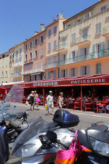 Saint Tropez  Frankreich  Touristen und Restaurants im Hafen von Saint Tropez
