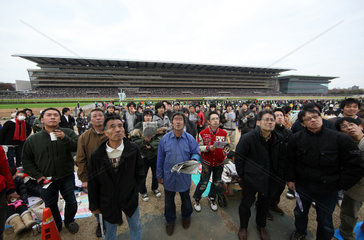 Tokio  Japan  Menschen am Tag des Japan Cup auf der Galopprennbahn Fuchu