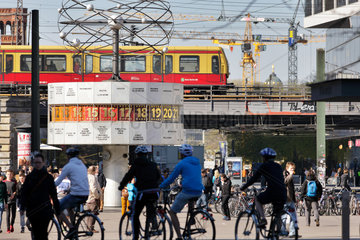 Berlin  Deutschland  Weltzeituhr  S-Bahn und Passanten auf dem Alexanderplatz