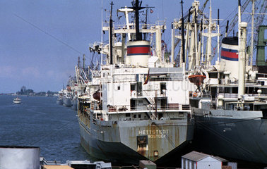 Rostock  DDR  Frachtschiffe im Ueberseehafen Rostock