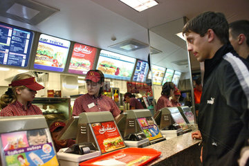 Minsk  Weissrussland  Menschen an den Kassen in einer McDonalds-Filiale