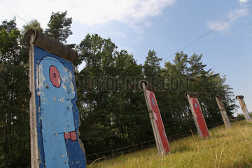 Sosnowka  Polen  Stuecke der Berliner Mauer mit Motiven von Thierry Noir