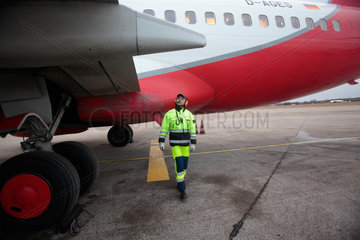 Berlin  Deutschland  Bodenpersonal vom Flughafen Tegel unter einem Flugzeug