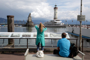 Lindau  Deutschland  Touristen am Hafen von Lindau Bodensee