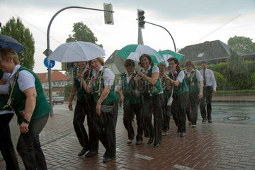 Sittensen  Deutschland  Fanfarenzug des oertlichen Schuetzenvereins geraet in einen schweren Regen
