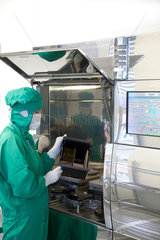 Duisburg  Deutschland  eine Mikrotechnologin arbeitet im Reinraum am Fraunhofer-Institut