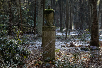 Stahnsdorf  Deutschland  Grabmal auf dem Suedwestkirchhofs