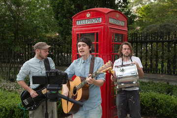London  Grossbritannien  unbekannte Popband dreht ein Video von sich vor einer alten Telefonzelle