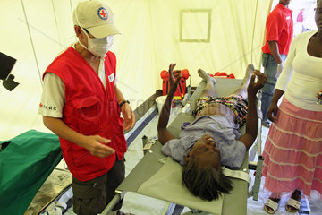 Carrefour  Haiti  Arzt vom Roten Kreuz Hong Kong begutachtet eine Patientin