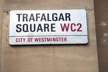 London  Grossbritannien  Strassenschild des Trafalgar Square