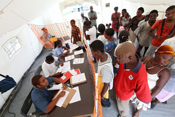 Carrefour  Haiti  Patienten werden im Eingangsbereich registriert