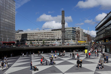 Stockholm  Schweden  Passanten auf dem Sergels Torg  dem zentralen Platz