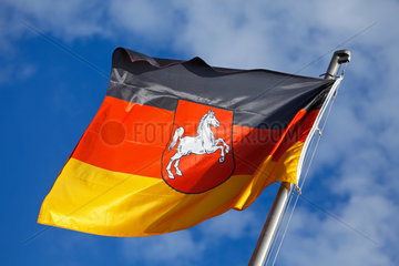 Holdorf  Deutschland  Landesflagge von Niedersachsen an einem Fahnenmast
