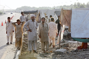 Nowshera  Pakistan  Fluechtlinge des Hochwassers leben zunaechst in Zelten