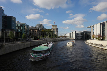 Berlin  Deutschland  Fahrgastschiffe auf der Spree im Regierungsviertel