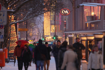 Berlin  Deutschland  Passanten beim Weihnachtseinkauf auf dem Kurfuerstendamm