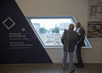 Berlin  Deutschland  Besucher der Humboldt-Box schauen auf die Baustelle des Schlossplatzes