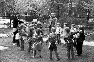 Berlin  DDR  Kindergartenkinder spielen mit ihren Erziehern im Freien