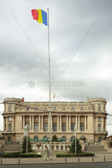 Bukarest  Rumaenien  Palatul Cercului Militar National und die rumaenische Fahne