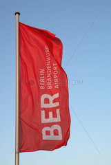 Schoenefeld  Deutschland  rote Fahne mit dem Logo BER