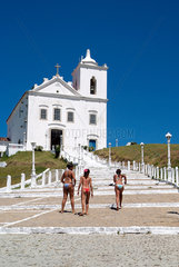 Brasilien  Maedchen auf dem Weg zur Kirche in Porta Negra