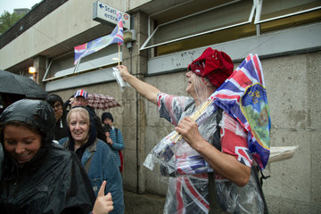 London  Grossbritannien  Souvenir-Verkaeufer beim verregnteten Diamond Jubilee der Queen