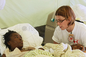 Carrefour  Haiti  eine Mutter mit ihrem Neugeborenem spricht mit einer Krankenschwester