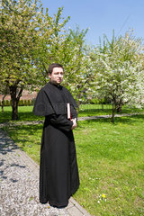 Krakau  Polen  Priester im Garten des Klosters der Regularkanoniker Lateranensischer Kongregation