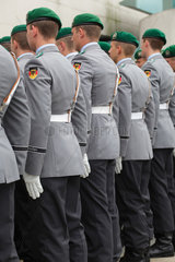 Berlin  Deutschland  Soldaten des Wachbataillon exerzieren im Ehrenhof des Bundeskanzleramtes