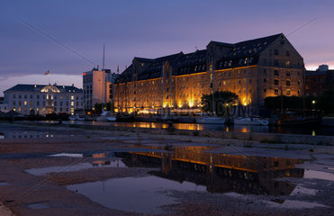 Kopenhagen  Daenemark  das Hotel Scandic Front am ehemaligen Hafenpier im Abendlicht