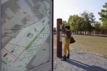 Berlin  Deutschland  Besucherin auf dem Gelaende der Gedenkstaette Berliner Mauer an der Bernauer Strasse