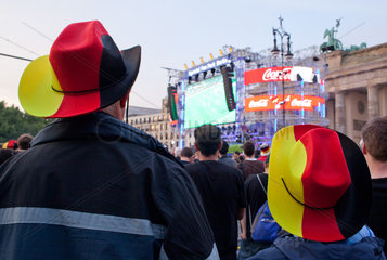 Berlin  Deutschland  Besucher auf der Fanmeile zur Fussball EM 2012
