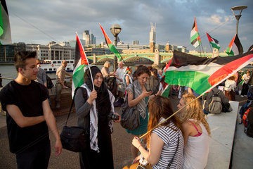 London  Grossbritannien  Solidaritaetsdemonstration fuer Palaestina an der Suedseite der Themse