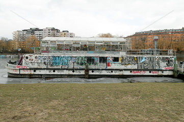 Berlin  Deutschland  voellig zerstoertes und mit Graffiti bespruehtes Theaterschiff