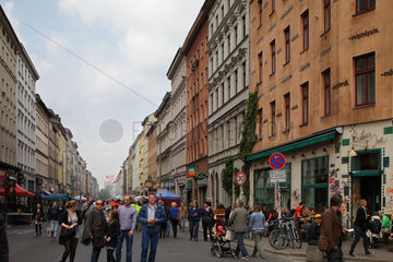 Berlin  Deutschland  Passanten in der Oranienstrasse auf dem Strassenfest MyFest