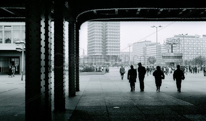 Berlin  DDR  der Alexanderplatz mit der Weltzeituhr im Hintergrund