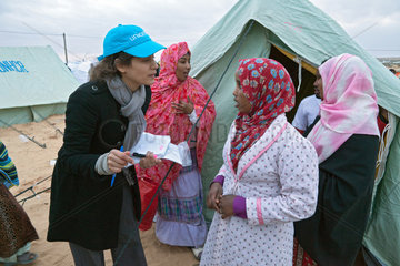 Ben Gardane  Tunesien  eine UNICEF Mitarbeiterin teilt einer Familie ein Zelt zu