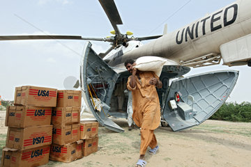 Kotnai  Pakistan  entladen eines WFP Helicopters mit Hilfsguetern