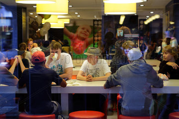 Stockholm  Schweden  Jugendliche sitzen in einem Fast-Food-Restaurant