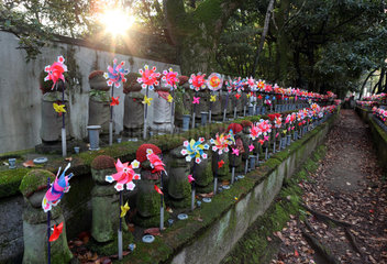 Tokio  Japan  Jizo-Statuen auf dem Friedhof am Zojo-ji Tempel