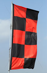 Schoenefeld  Deutschland  Fahne mit rot-schwarzen Quadraten
