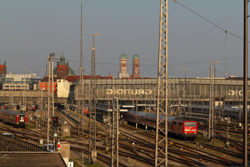 Muenchen  Deutschland  der Muenchner Hauptbahnhof in der Abendsonne