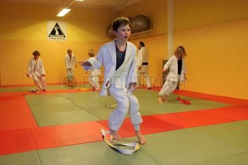 Berlin  Deutschland  Kinder in einem Judokurs waermen sich auf