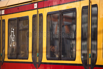 Berlin  Deutschland  Passagiere in einer S-Bahn